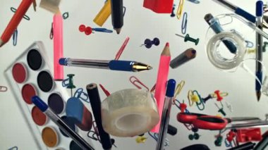 Farklı okul aletleri yukarı aşağı uçuyor. Okula dönelim. 1000 fps 'de yüksek hızlı bir kamerayla çekildi. Yüksek kaliteli FullHD görüntüler