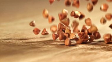 Karabuğday tahta bir masaya düşer. 1000 fps 'de yüksek hızlı bir kamerayla çekildi. Yüksek kaliteli FullHD görüntüler