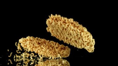 Siyah arka plana düşen kuru erişteler. 1000 fps 'de yüksek hızlı bir kamerayla çekildi. Yüksek kaliteli FullHD görüntüler