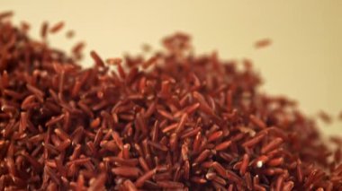 Kırmızı pirinç yukarı uçar ve düşer. 1000 fps 'de yüksek hızlı bir kamerayla çekildi. Yüksek kaliteli FullHD görüntüler