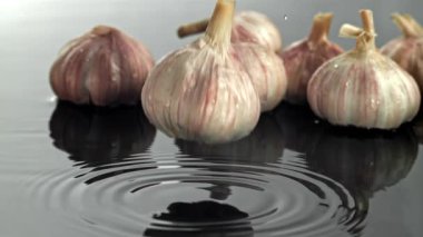 Islak bir yüzeye sarımsak düşer. 1000 fps 'de yüksek hızlı bir kamerayla çekildi. Yüksek kaliteli FullHD görüntüler