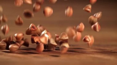 Karabuğday tahta bir masaya düşer. 1000 fps 'de yüksek hızlı bir kamerayla çekildi. Yüksek kaliteli FullHD görüntüler