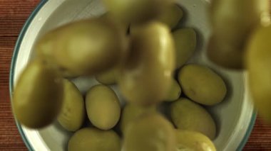 Zeytinler bir kase tuzlu suya düşer. 1000 fps 'de yüksek hızlı bir kamerayla çekildi. Yüksek kaliteli FullHD görüntüler