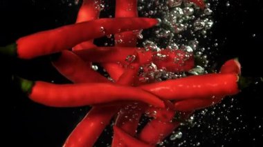 Kırmızı biber suyun altına düşer. 1000 fps 'de yüksek hızlı bir kamerayla çekildi. Yüksek kaliteli FullHD görüntüler