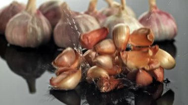 Islak bir yüzeye sarımsak düşer. 1000 fps 'de yüksek hızlı bir kamerayla çekildi. Yüksek kaliteli FullHD görüntüler