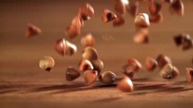 Karabuğday tahta bir masaya düşer. 1000 fps 'de yüksek hızlı bir kamerayla çekildi. Yüksek kaliteli FullHD görüntüler