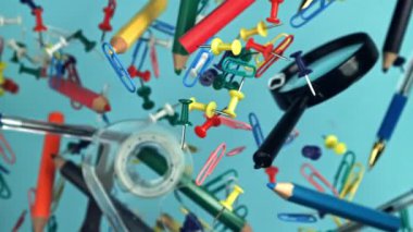 Farklı okul aletleri yukarı aşağı uçuyor. Okula dönelim. 1000 fps 'de yüksek hızlı bir kamerayla çekildi. Yüksek kaliteli FullHD görüntüler