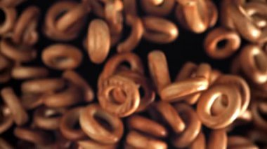 Direksiyondaki krakerler siyah arka planda yükselip alçalıyorlar. 1000 fps 'de yüksek hızlı bir kamerayla çekildi. Yüksek kaliteli FullHD görüntüler