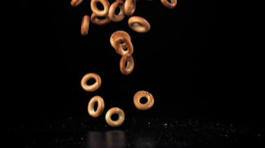 Krakerler masaya düşer. 1000 fps 'de yüksek hızlı bir kamerayla çekildi. Yüksek kaliteli FullHD görüntüler