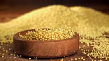 Darı homurdanan ahşap bir kasenin düşüşü. 1000 fps 'de yüksek hızlı bir kamerayla çekildi. Yüksek kaliteli FullHD görüntüler