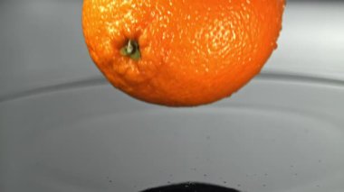 Bir portakal ıslak bir yüzeye düşer. 1000 fps 'de yüksek hızlı bir kamerayla çekildi. Yüksek kaliteli FullHD görüntüler