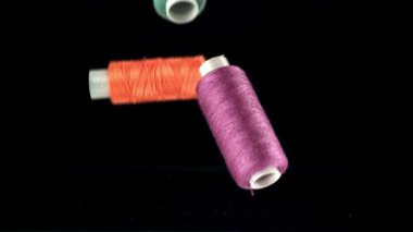 Masaya çok renkli iplikler düşer. 1000 fps 'de yüksek hızlı bir kamerayla çekildi. Yüksek kaliteli FullHD görüntüler