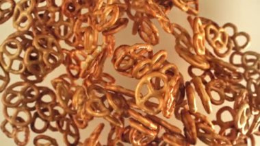 Tuzlu krakerler uçar ve arka planda hafif bir zemine düşer. 1000 fps 'de yüksek hızlı bir kamerayla çekildi. Yüksek kaliteli FullHD görüntüler