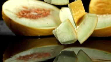 Karpuz parçaları ıslak bir yüzeye düşer. 1000 fps 'de yüksek hızlı bir kamerayla çekildi. Yüksek kaliteli FullHD görüntüler