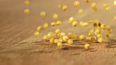 Millet Groats ahşap bir masaya düşer. 1000 fps 'de yüksek hızlı bir kamerayla çekildi. Yüksek kaliteli FullHD görüntüler