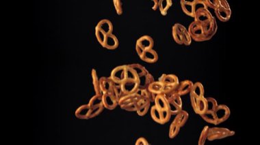 Tuzlu krakerler uçar ve siyah arka plana düşer. 1000 fps 'de yüksek hızlı bir kamerayla çekildi. Yüksek kaliteli FullHD görüntüler