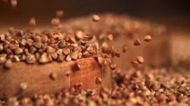 Karabuğday tahta bir tabağa düşer. 1000 fps 'de yüksek hızlı bir kamerayla çekildi. Yüksek kaliteli FullHD görüntüler
