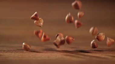 Karabuğday tahta bir masaya düşer. 1000 fps 'de yüksek hızlı bir kamerayla çekildi. Yüksek kaliteli FullHD görüntüler