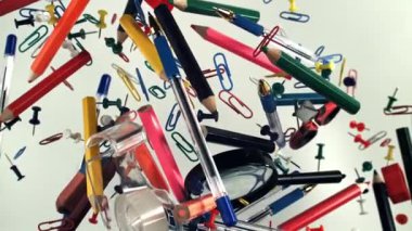 Farklı okul aletleri yukarı aşağı uçuyor. Okula dönelim. 1000 fps 'de yüksek hızlı bir kamerayla çekildi. Yüksek kaliteli FullHD görüntüler