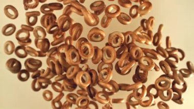 Direksiyon krakerleri yukarı uçar ve arka planda hafif bir zemine düşer. 1000 fps 'de yüksek hızlı bir kamerayla çekildi. Yüksek kaliteli FullHD görüntüler