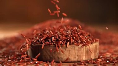 Kırmızı pirinç ahşap bir kaseye düşer. 1000 fps 'de yüksek hızlı bir kamerayla çekildi. Yüksek kaliteli FullHD görüntüler
