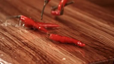 Acı biber turşusu kesme tahtasına düşer. 1000 fps 'de yüksek hızlı bir kamerayla çekildi. Yüksek kaliteli FullHD görüntüler