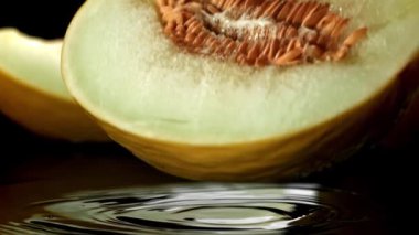 Karpuz parçaları ıslak bir yüzeye düşer. 1000 fps 'de yüksek hızlı bir kamerayla çekildi. Yüksek kaliteli FullHD görüntüler