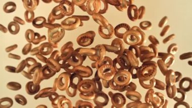 Direksiyon krakerleri yukarı uçar ve arka planda hafif bir zemine düşer. 1000 fps 'de yüksek hızlı bir kamerayla çekildi. Yüksek kaliteli FullHD görüntüler