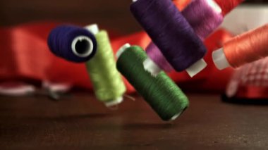 Masaya çok renkli iplikler düşer. 1000 fps 'de yüksek hızlı bir kamerayla çekildi. Yüksek kaliteli FullHD görüntüler