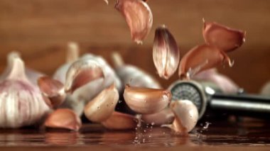 Sarımsak ahşap bir masaya düşer. 1000 fps 'de yüksek hızlı bir kamerayla çekildi. Yüksek kaliteli FullHD görüntüler