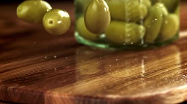 Zeytinler ahşap bir kalasa düşer. 1000 fps 'de yüksek hızlı bir kamerayla çekildi. Yüksek kaliteli FullHD görüntüler