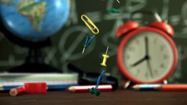 Çok renkli ataçlar okul masasına düşer. 1000 fps 'de yüksek hızlı bir kamerayla çekildi. Yüksek kaliteli FullHD görüntüler