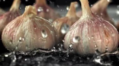 Su damlacıkları taze sarımsağın üzerine düşer. 1000 fps 'de yüksek hızlı bir kamerayla çekildi. Yüksek kaliteli FullHD görüntüler