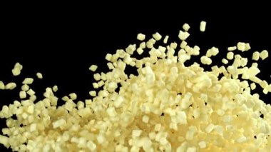 Mozzarella peyniri uçar ve siyah arka plana düşer. 1000 fps 'de yüksek hızlı bir kamerayla çekildi. Yüksek kaliteli FullHD görüntüler