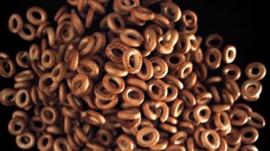 Direksiyondaki krakerler siyah arka planda yükselip alçalıyorlar. 1000 fps 'de yüksek hızlı bir kamerayla çekildi. Yüksek kaliteli FullHD görüntüler