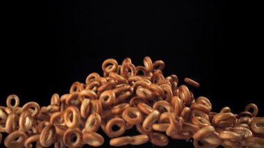 Direksiyondaki krakerler siyah arka planda yükselip alçalıyorlar. 1000 fps 'de yüksek hızlı bir kamerayla çekildi. Yüksek kaliteli FullHD görüntüler