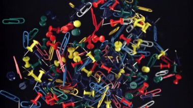 Çok renkli ataçlar yukarı uçar ve düşer. 1000 fps 'de yüksek hızlı bir kamerayla çekildi. Yüksek kaliteli FullHD görüntüler