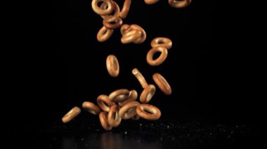 Krakerler masaya düşer. 1000 fps 'de yüksek hızlı bir kamerayla çekildi. Yüksek kaliteli FullHD görüntüler