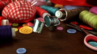 Parmak dikiş yastıkları masanın üzerine düşer. 1000 fps 'de yüksek hızlı bir kamerayla çekildi. Yüksek kaliteli FullHD görüntüler