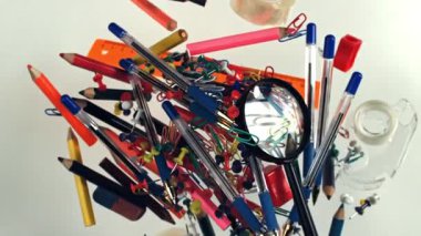 Farklı okul aletleri yukarı aşağı uçuyor. Okula dönelim. 1000 fps 'de yüksek hızlı bir kamerayla çekildi. Yüksek kaliteli FullHD görüntüler