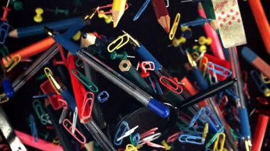 Farklı okul aletleri yukarı aşağı uçuyor. Okula dönelim. 1000 fps 'de yüksek hızlı bir kamerayla çekildi. Yüksek kaliteli FullHD görüntüler