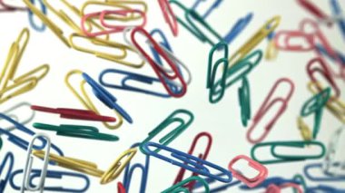 Çok renkli ataçlar yukarı uçar ve düşer. 1000 fps 'de yüksek hızlı bir kamerayla çekildi. Yüksek kaliteli FullHD görüntüler