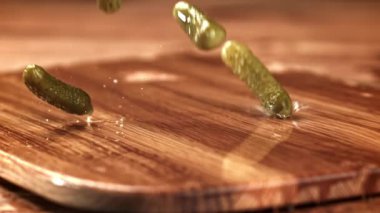 Salatalık turşusu kesme tahtasına düşer. 1000 fps 'de yüksek hızlı bir kamerayla çekildi. Yüksek kaliteli FullHD görüntüler