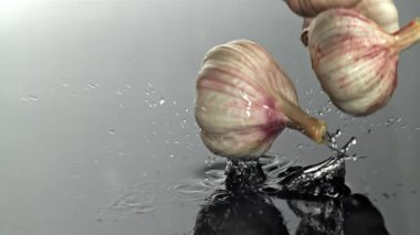 Islak bir yüzeye sarımsak düşer. 1000 fps 'de yüksek hızlı bir kamerayla çekildi. Yüksek kaliteli FullHD görüntüler