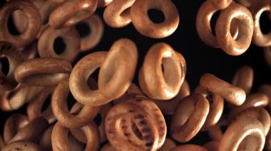 Direksiyondaki krakerler siyah arka planda yükselip alçalıyorlar. 1000 fps 'de yüksek hızlı bir kamerayla çekildi. Yüksek kaliteli FullHD görüntüler