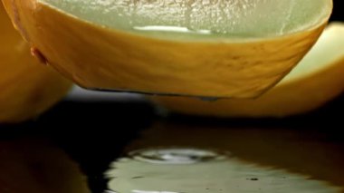 Karpuz parçaları ıslak bir yüzeye düşer. 1000 fps 'de yüksek hızlı bir kamerayla çekildi. Yüksek kaliteli FullHD görüntüler