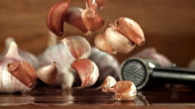 Sarımsak ahşap bir masaya düşer. 1000 fps 'de yüksek hızlı bir kamerayla çekildi. Yüksek kaliteli FullHD görüntüler