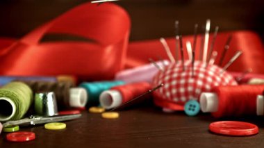 Dikiş iğneleri masaya düşer. 1000 fps 'de yüksek hızlı bir kamerayla çekildi. Yüksek kaliteli FullHD görüntüler