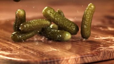 Salatalık turşusu kesme tahtasına düşer. 1000 fps 'de yüksek hızlı bir kamerayla çekildi. Yüksek kaliteli FullHD görüntüler