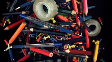 Farklı okul aletleri yukarı aşağı uçuyor. Okula dönelim. 1000 fps 'de yüksek hızlı bir kamerayla çekildi. Yüksek kaliteli FullHD görüntüler